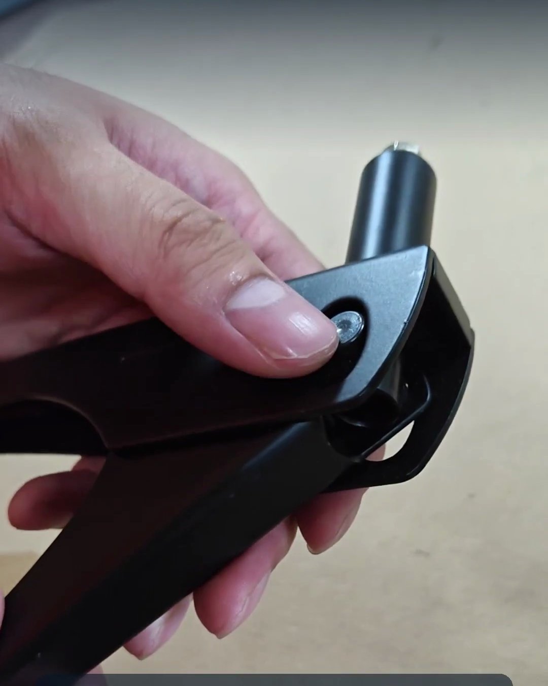 Hand pulling a rivet with a Zhenkai hand riveter